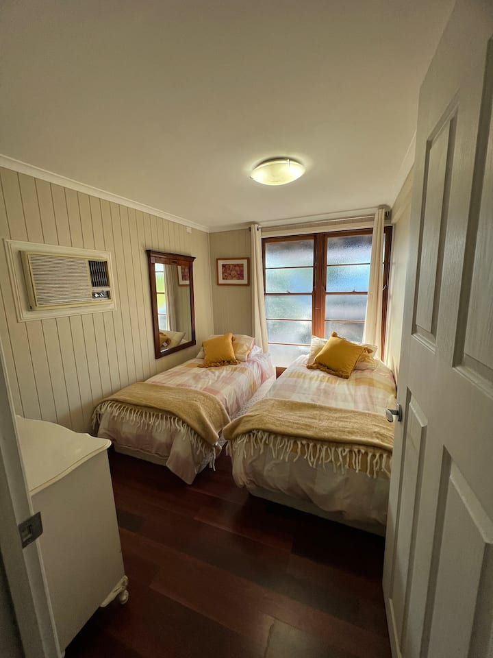 Vitanda 2 vya kustarehesha vya watoto