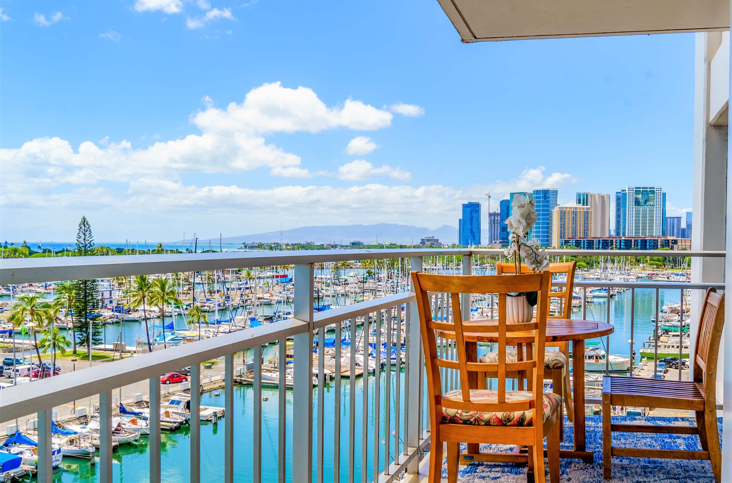 Beachfront Condo Ilikai Collection # 11. Sleeps 6. - Image 20