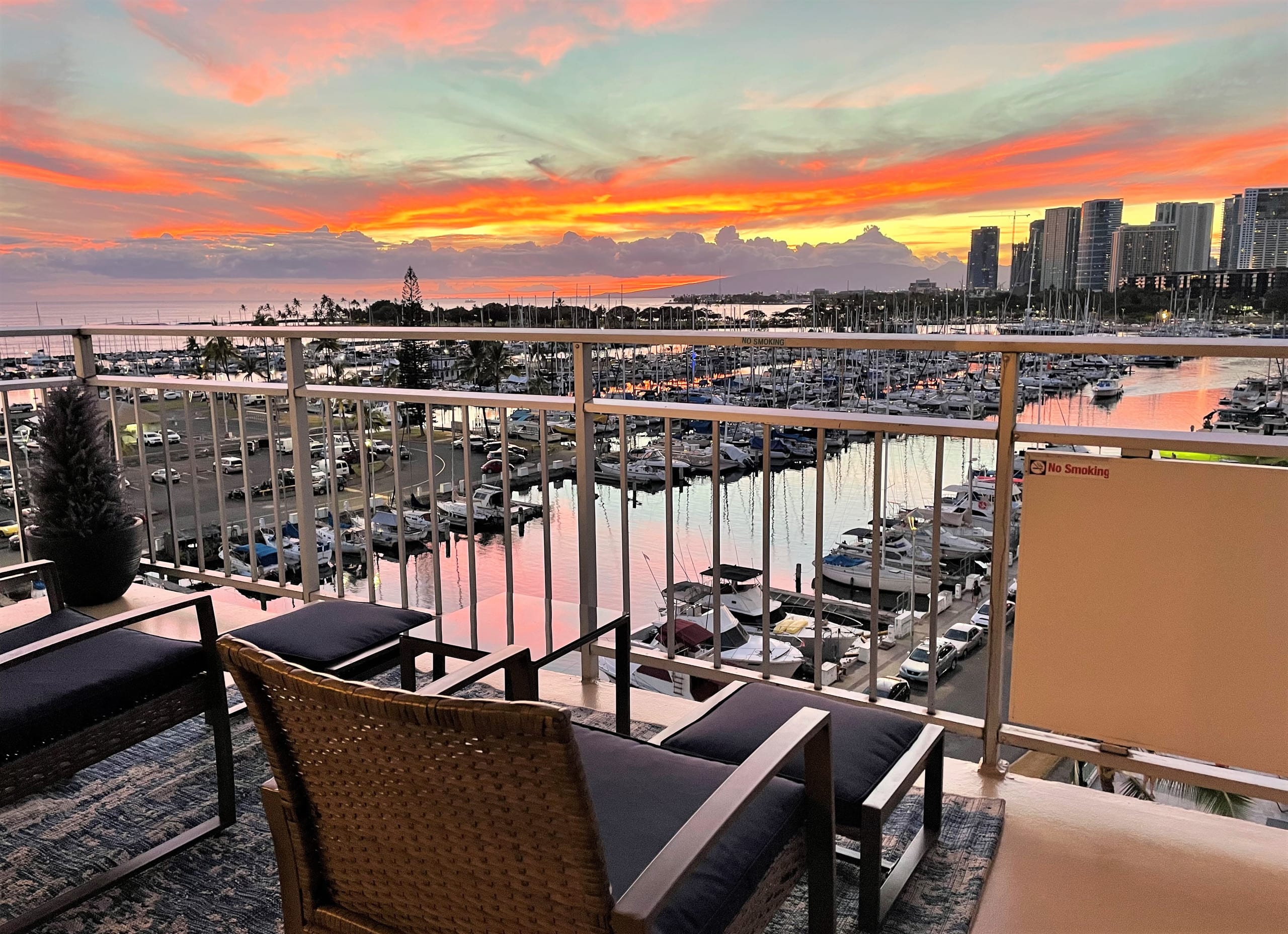Beachfront Condo Ilikai Collection # 11. Sleeps 6. - Image 15