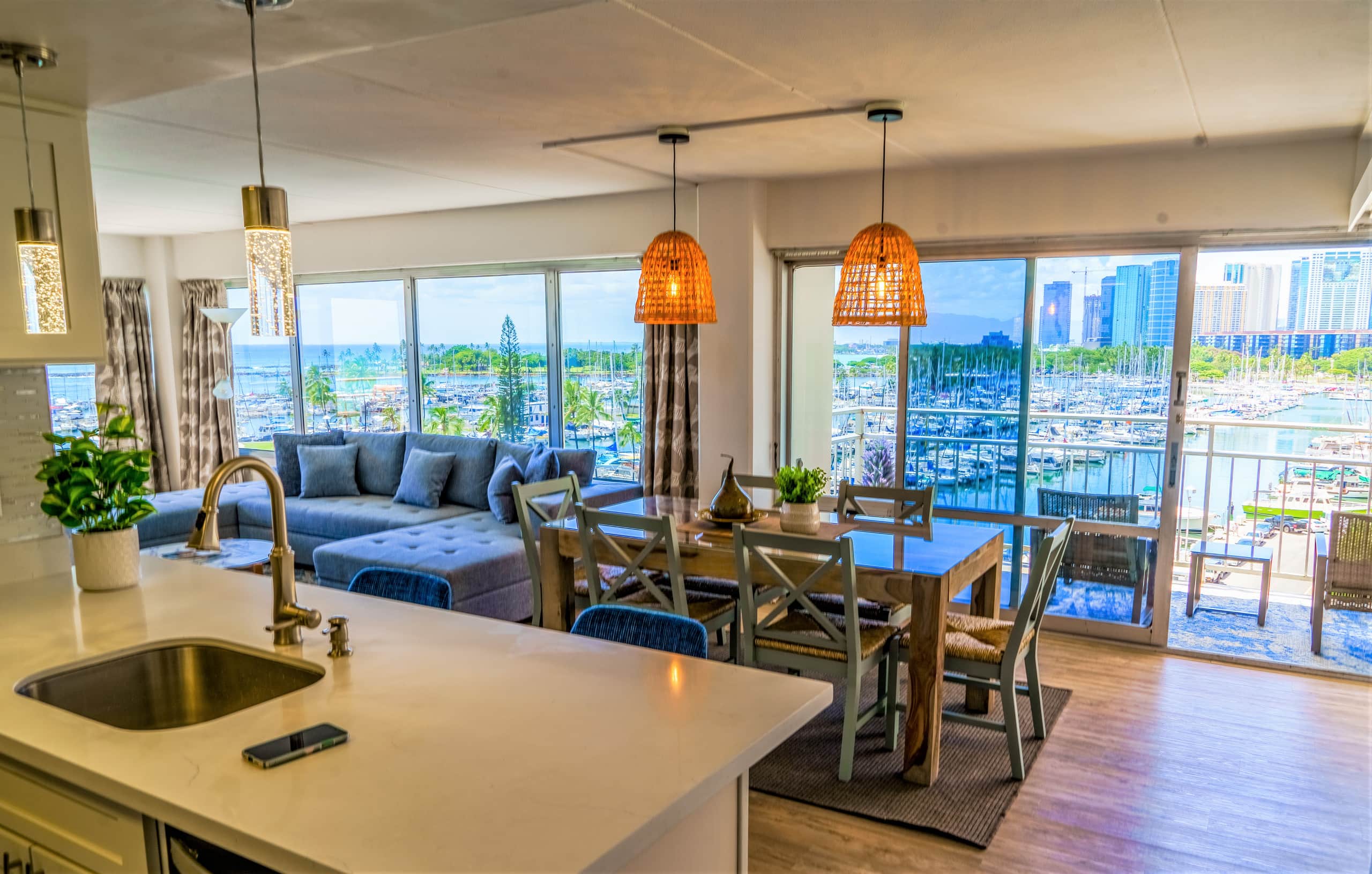 Beachfront Condo Ilikai Collection # 11. Sleeps 6. - Image 16