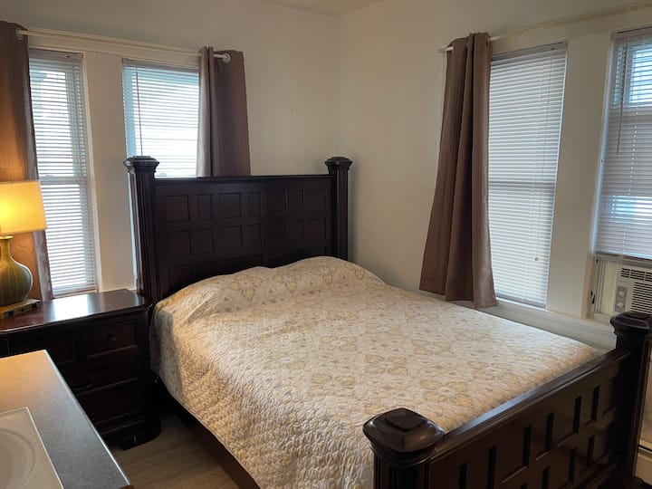 Б-5 - брачен кревет со брачен кревет и бања со тоалет