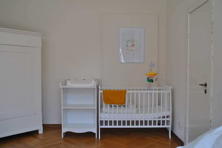 Საძინებელი პირველ სართულზე
საწოლი ჩვენი უმცროსი სტუმრებისთვის