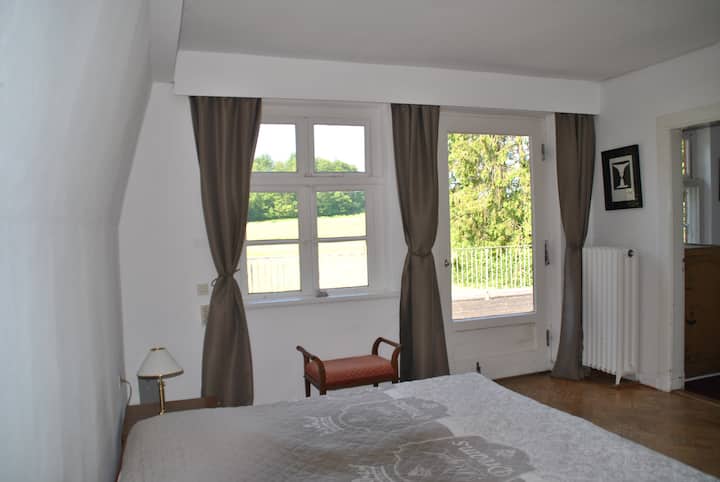 Საძინებელი სახურავზე ტერასით, რომელიც ბაღს გადაჰყურებს