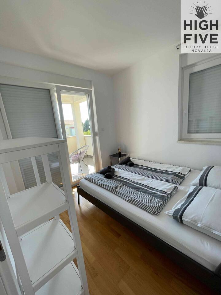 Maison de luxe de 3 étages avec cour et terrasse à seulement 80 mètres de la mer - Chambre 2 avec vue sur la mer