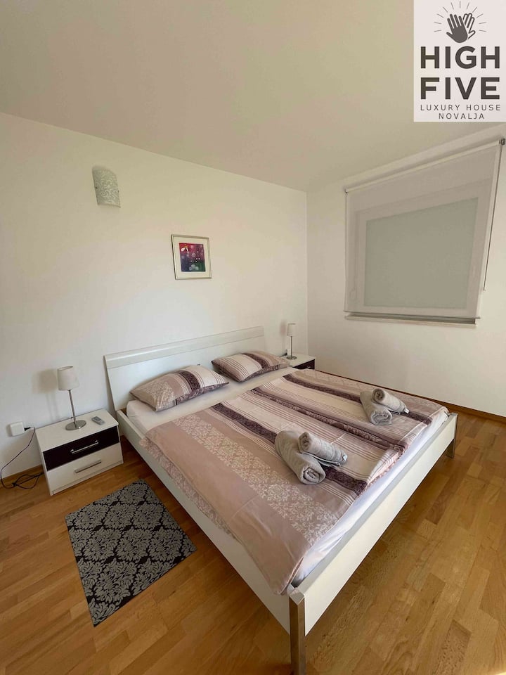 Maison de luxe de 3 étages avec cour et terrasse à seulement 80 mètres de la mer - Chambre 1 avec vue sur la mer