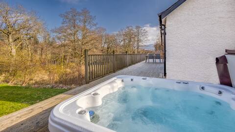 Ghillie's Cottage on the River Lochay