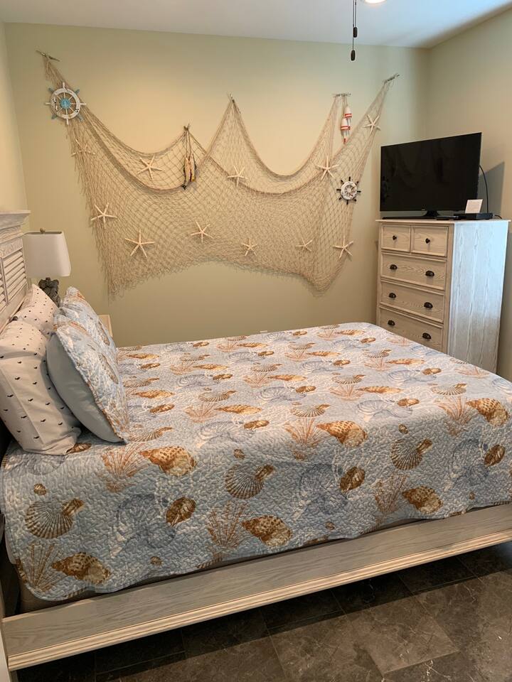 Брачната спална соба има и телевизор