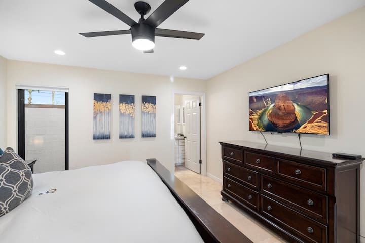 Druhá hlavná spálňa má manželskú posteľ veľkosti King a zapustené osvetlenie s moderným stropným ventilátorom.
