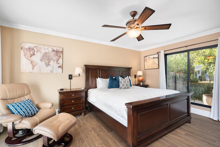 Oddýchnite si v hlavnej spálni s výhľadom na citrusový sad a samostatným vchodom do bazéna!