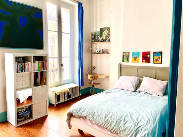 Habitación azul durante el día 