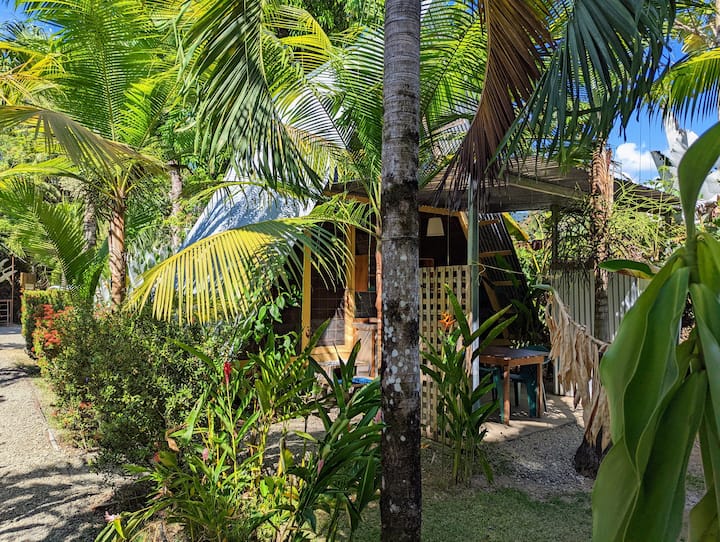 Open-air A-frame Cabina 1 w/pool steps from beach