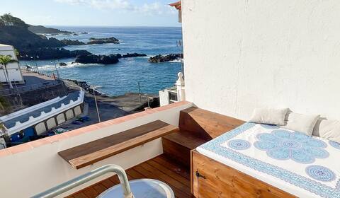 Penthouse with scenic view-50m to the beach (ALC1)