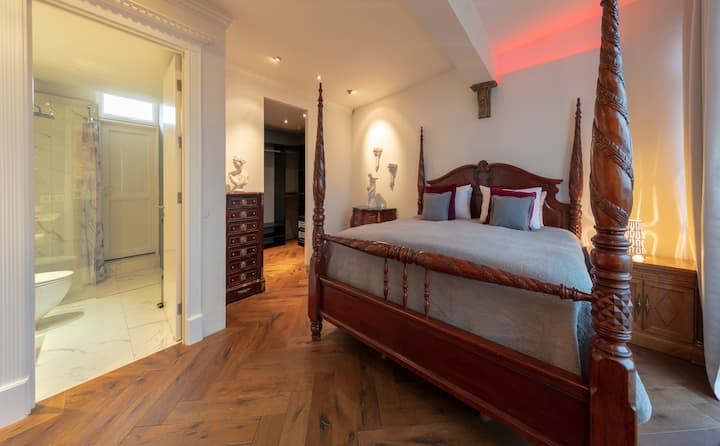 Master Suite  fit for two. Bed size 180 x 200 cm. Bed awaits you for a restful sleep. Fitted with a desk and a closet.IN BATHROOM IS warm Heat on the Marble Floors ,,, you walk out to the balcony where the hot tub with mountain and city views.