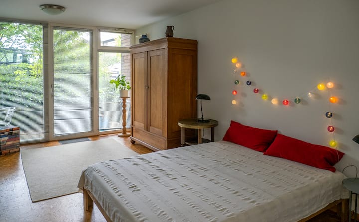 The new bed, 160 x 200 cm, ensures a good night's sleep.