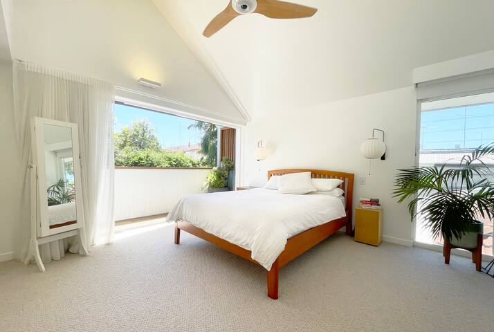 Light, Spacious Family Friendly Bondi Beach House gallery image 2