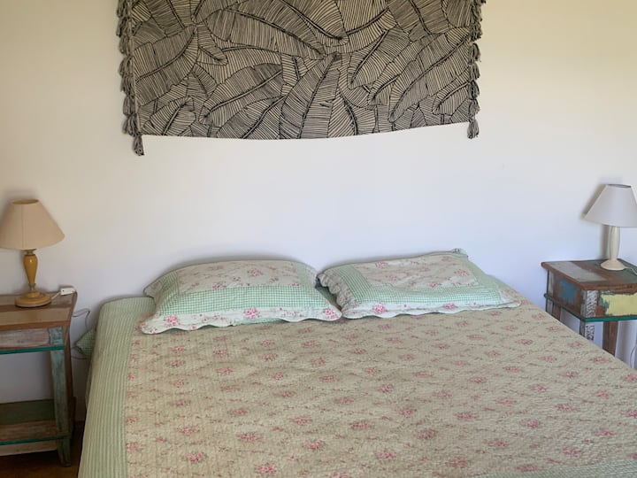 Апартман 02 - Вентилатор за клима уред и таван. Брачен кревет (широк 125 - 149 см) кој може да се претвори во два единечни кре Вкупно гости: 02.