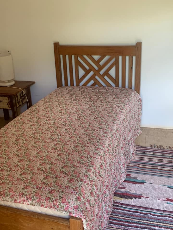 Апартман 4 - Деца и единечни. Во сместувањето може да се сместат 03 гости. Вентилатор за клима уред и таван. 