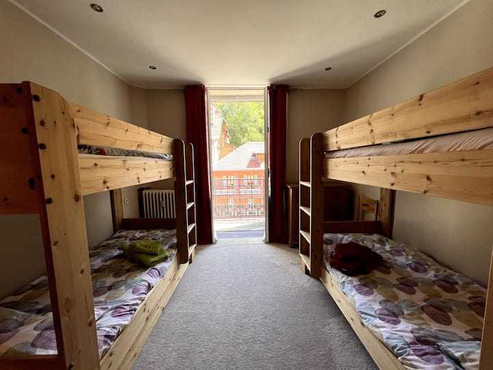 Chumba Kikubwa cha Bunk chenye vitanda 90 X 200 cms