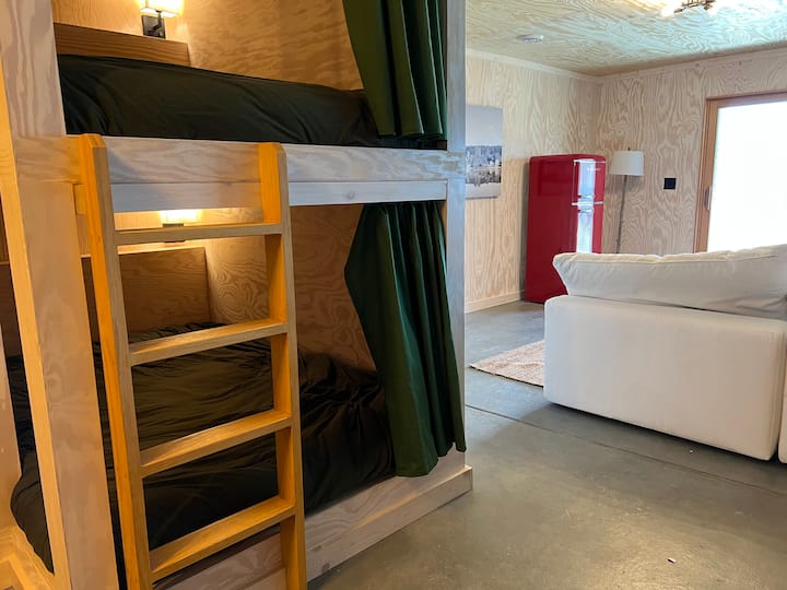 6 krevate të kompletuar me porosi, secila me një sfungjer, prizë elektrike dhe perde. 