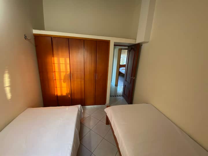Soba br. 4.  panoramska,   Segundo Piso. dva kreveta za jednu osobu. Ormar, prozor na terasi