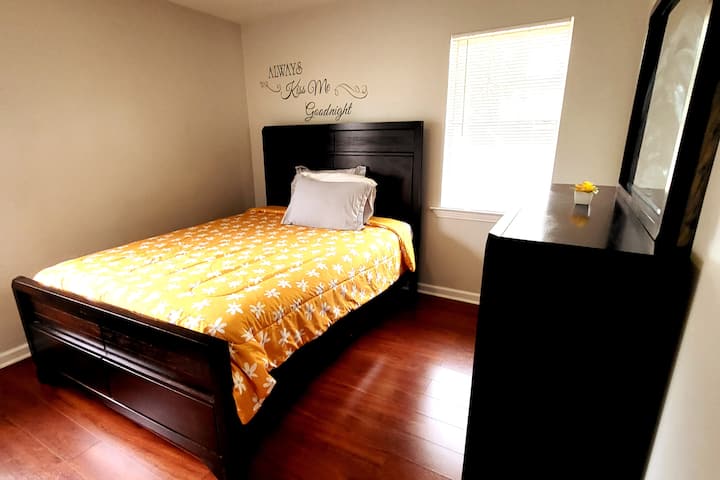 חדר שינה לאורחים בקומה התחתונה