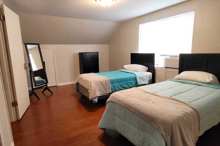 חדר שינה למעלה (2)