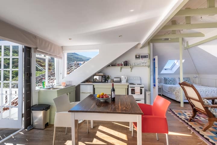 A Loft Suspended Between Mountain and Sea