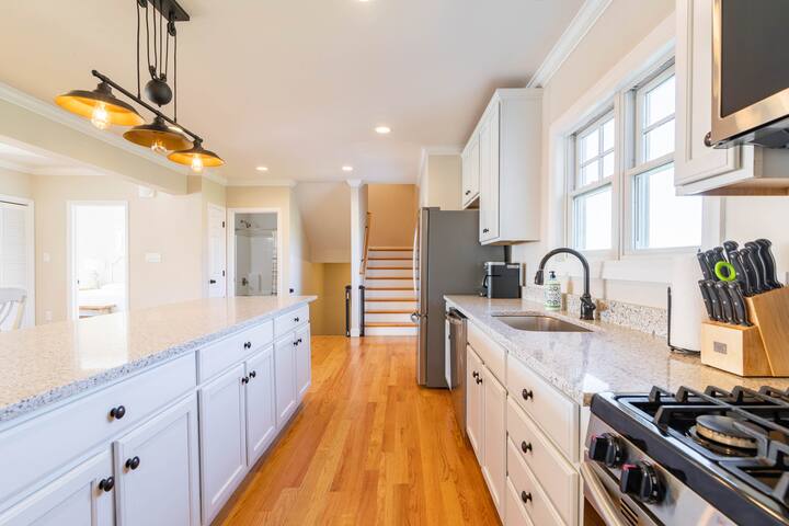 5BR/5BA Beachside Newport Home Steps to Beach! gallery image 3