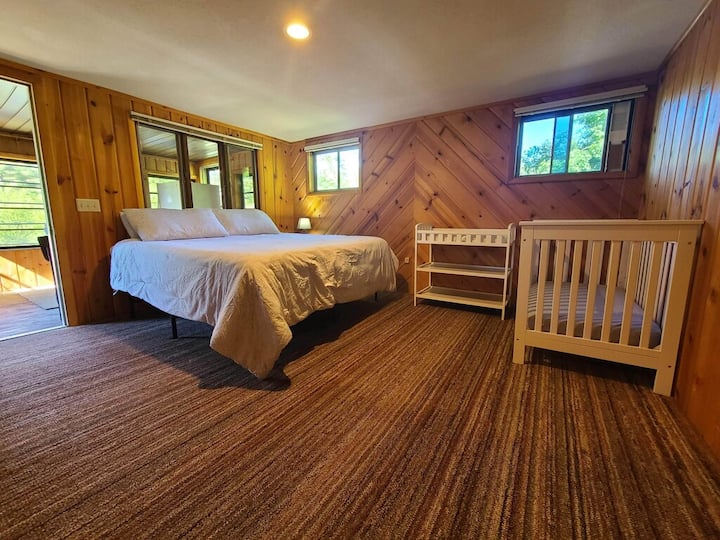 Chumba cha kulala 1 kina Kitanda cha Mfalme, Kitanda cha kitanda na meza ya kubadilisha. Ukumbi wa msimu wa 3 na mtazamo mzuri wa mto iko moja kwa moja mbali na Chumba cha kulala 1.