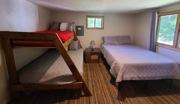 Chumba cha kulala 2 kina kitanda cha malkia, kitanda kamili na kitanda pacha pamoja na mapazia ya rangi nyeusi na mashine ya kuosha na kukausha.