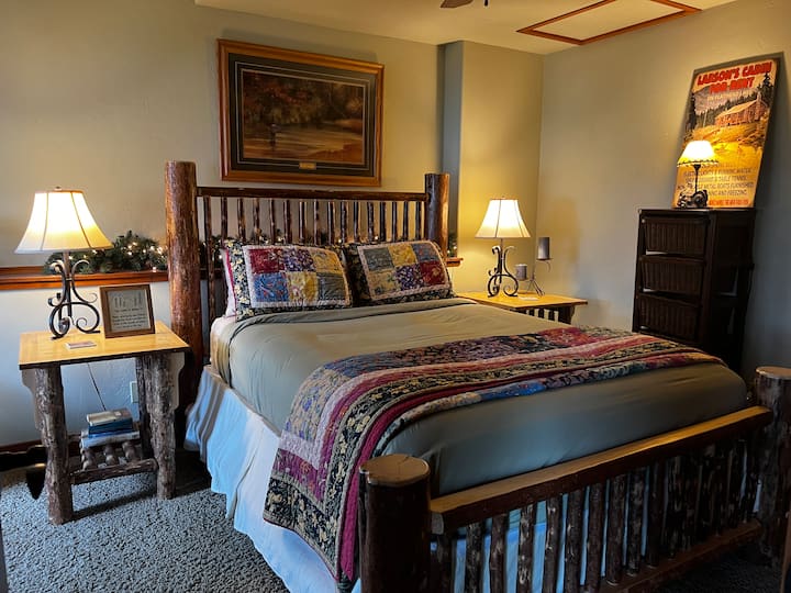 Downstairs Bedroom - Queen
