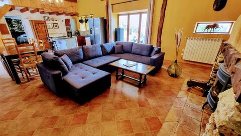 5 bedroom cottage with private garden and pool
