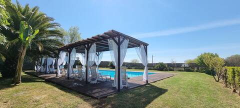 5 bedroom cottage with private garden and pool