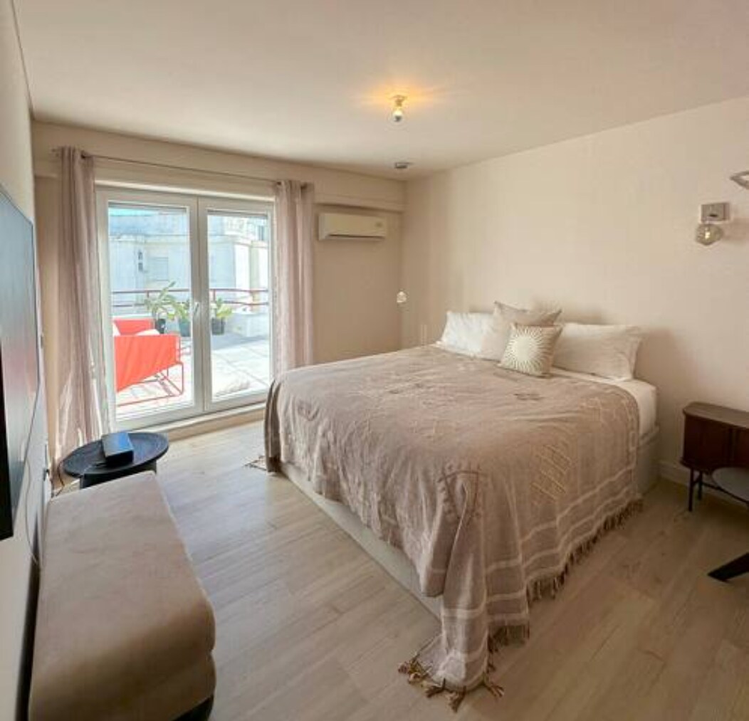 Dormitorio 2 con TV y aire acondicionado.