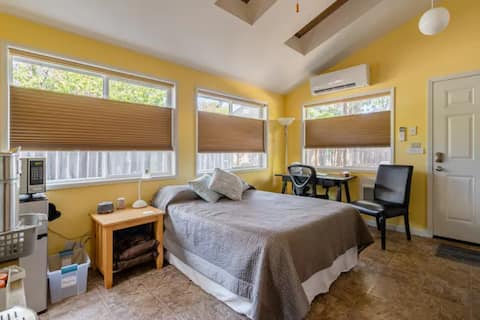 Midtown Getaway- Private entrance and bathroom!