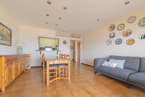 Airbnb con mejor rendimiento: An apartment with an oceanfront terrace en Pals