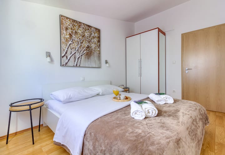 带双人床的第二个房间