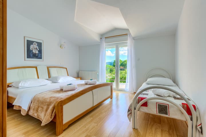 可通往阳台的主卧室