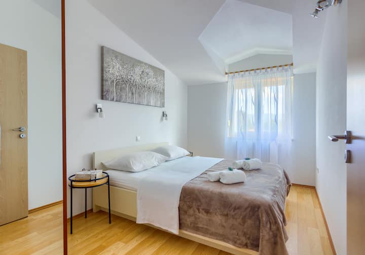 带双人床的第一个房间