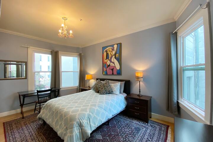 The Hyde Out- Prime Large Flat 5bed/3bath Nob Hill gallery image 3