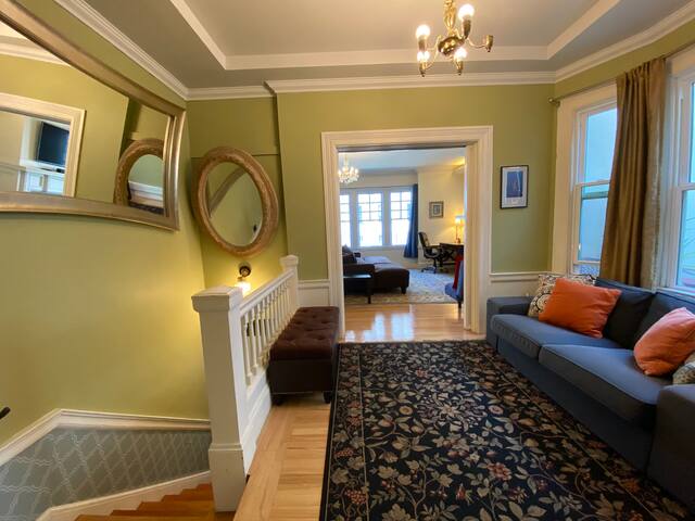 The Hyde Out- Prime Large Flat 5bed/3bath Nob Hill gallery image 4