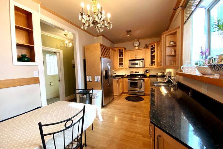 The Hyde Out- Prime Large Flat 5bed/3bath Nob Hill gallery image 2