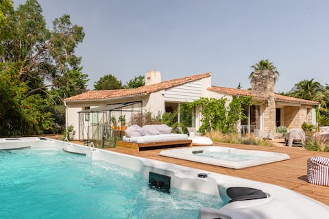 A House in a garden with SPA and swimming SPA