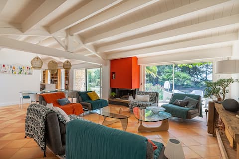 Propriété Airbnb réussie: A house in a garden with a hot tub and a swim spa à La Couarde Sur Mer