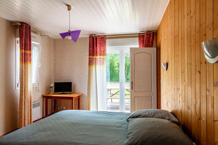 חדר שינה 1 מיטה זוגית בקומת הקרקע