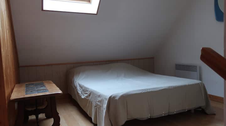 מיטה זוגית בחדר השינה למעלה