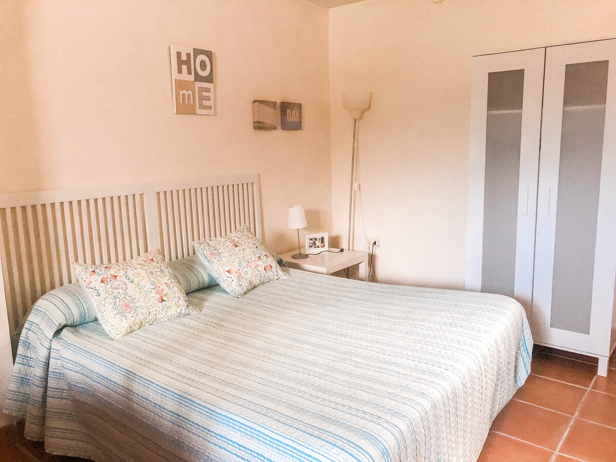 Hlavná spálňa v suteréne s obývacou izbou