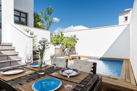Anuncio de Airbnb popular: Villa with a pool at La Fontanilla beach en Conil De La Frontera