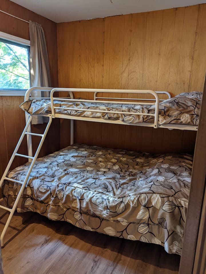 BDRM 2, двоен долен / единечен горен кревет на спрат