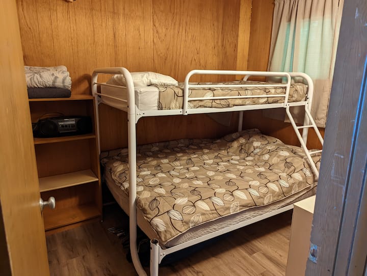 BDRM 3, двоен долен / единечен горен кревет